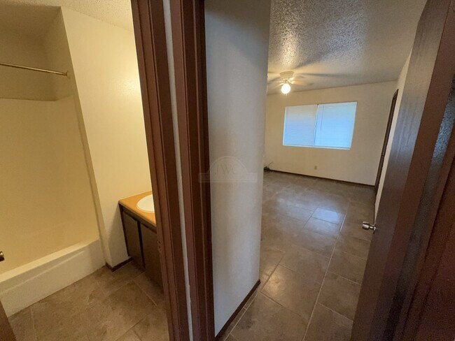 Building Photo - 2409 Shoemaker Dr