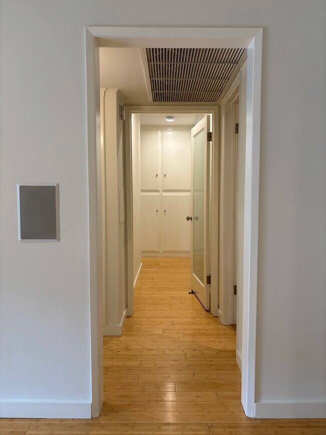 Building Photo - 1250 N Kings Rd