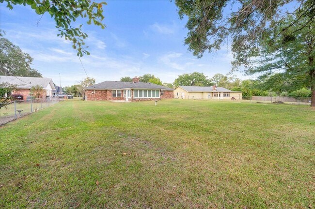 Building Photo - Well-Maintained Ranch Home in Southside Savannah For Lease
