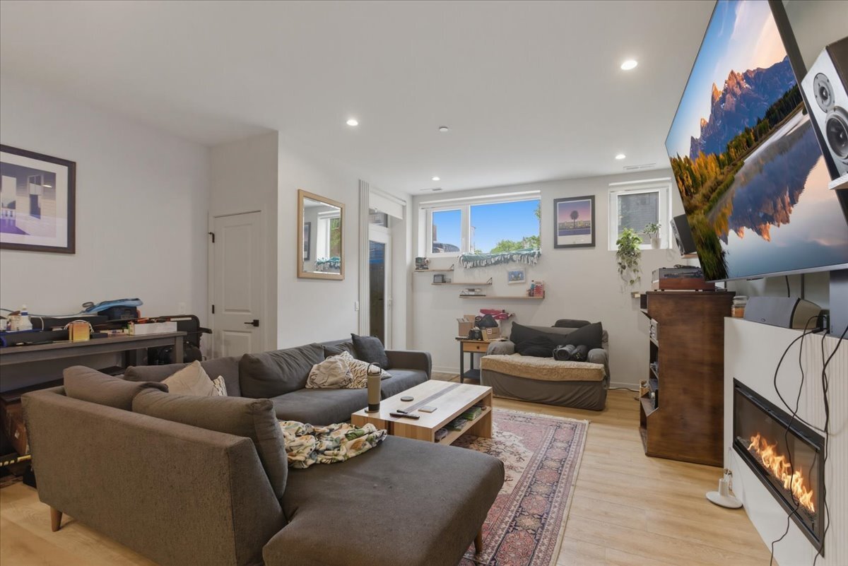 Building Photo - 4177 W Belmont Ave