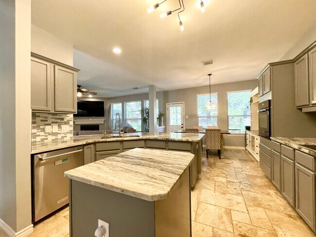 Large Kitchen with Island - 11519 Brae Hill