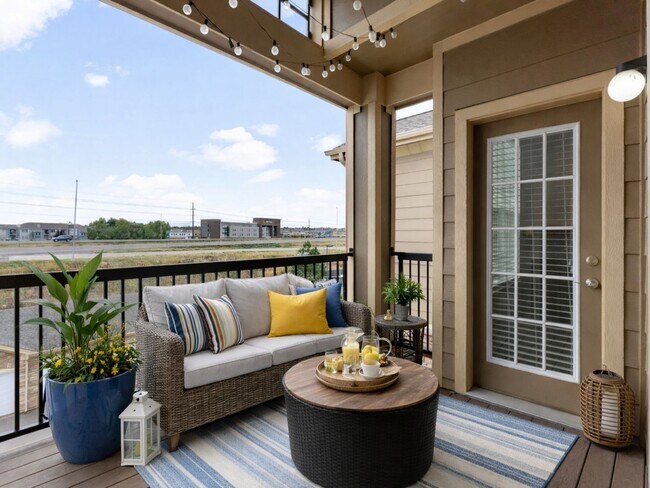 Building Photo - 2BR Condo w/ Fireplace, In-Unit Laundry & A/C in Parker