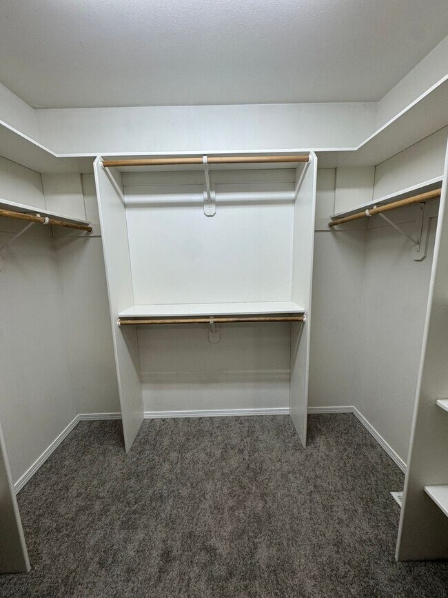 Building Photo - 100 Burton St