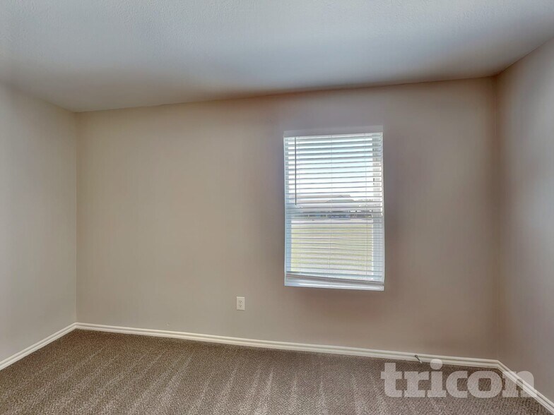 Building Photo - 214 Dean Ct