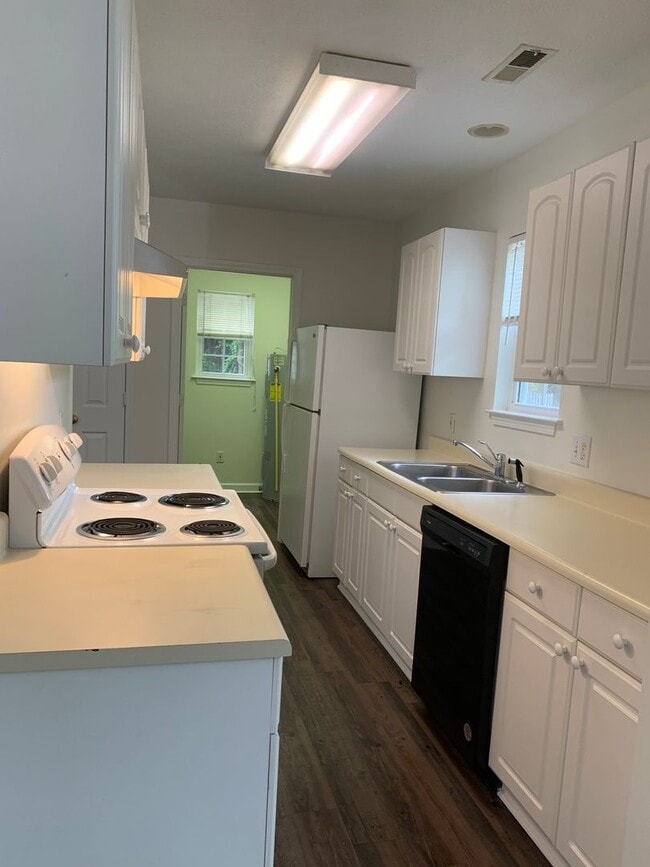 Building Photo - 3 Bedroom 2 Bath House on Hillsdale Drive