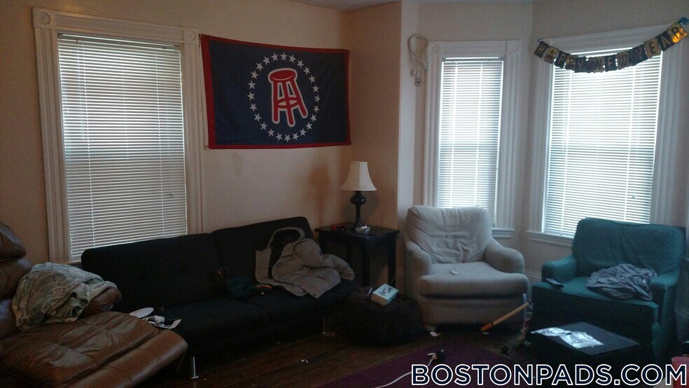 Building Photo - 42 Hillside St