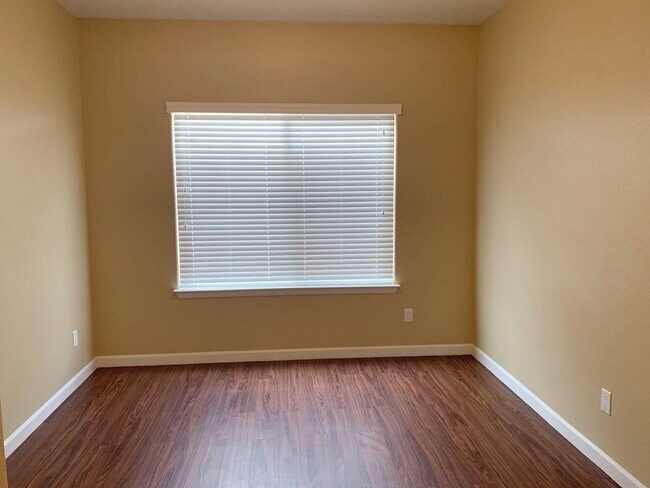 Building Photo - 229 Loma Linda Loop NE