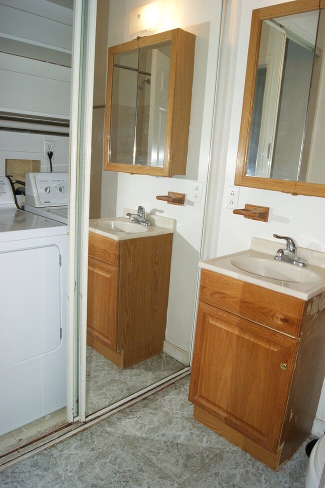 Building Photo - 2BR Townhome in Ashland Mews (Johns Hopkin...