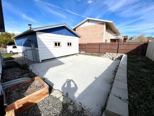 Building Photo - Pet Friendly 3 Bed 2 Bath Single Family Home With Large Garage!