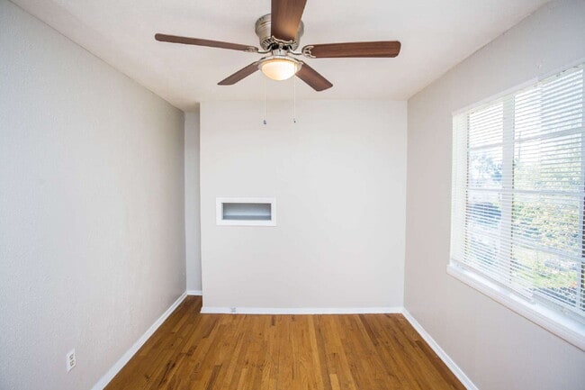 Building Photo - "Spacious 5-Bed Oasis with Granite Elegance & Hardwood Charm in Lubbock!"
