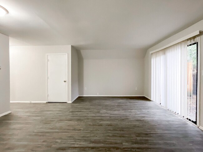 Building Photo - COMING SOON! Charming 2-Bed, 1.5-Bath Retr...