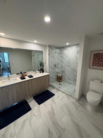 Building Photo - 505 W 76th St