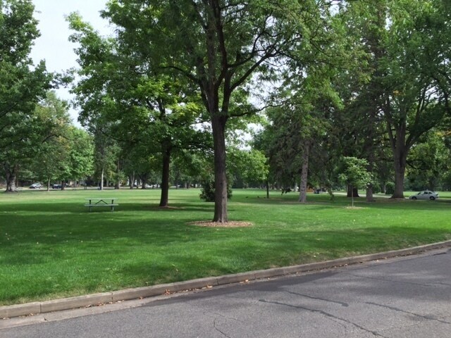 Building Photo - *MAXED OUT ON APPLICATIONS, NOT ACCEPTING MORE* Location, location, location. Great 4 bedroom one...