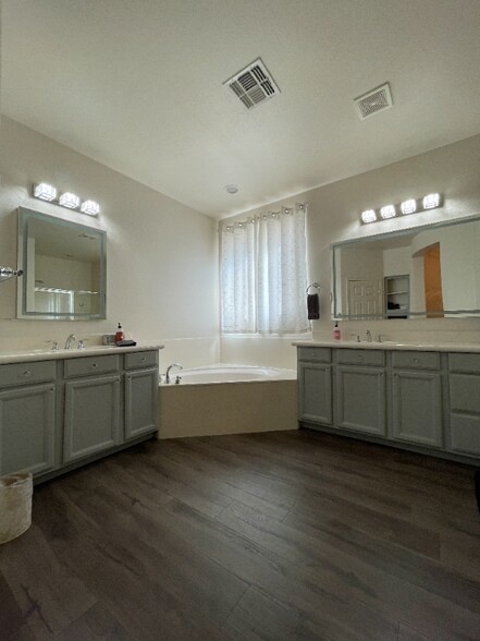 Building Photo - 9622 S 46th Ln