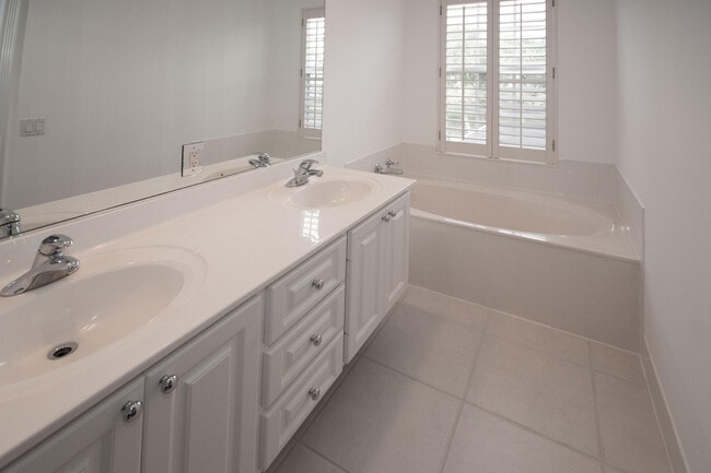 Building Photo - 327 Salinas Dr