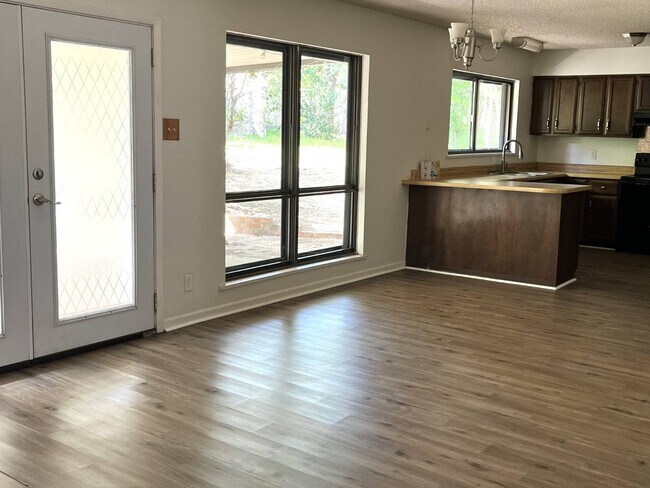 Building Photo - 538 Camelot Dr
