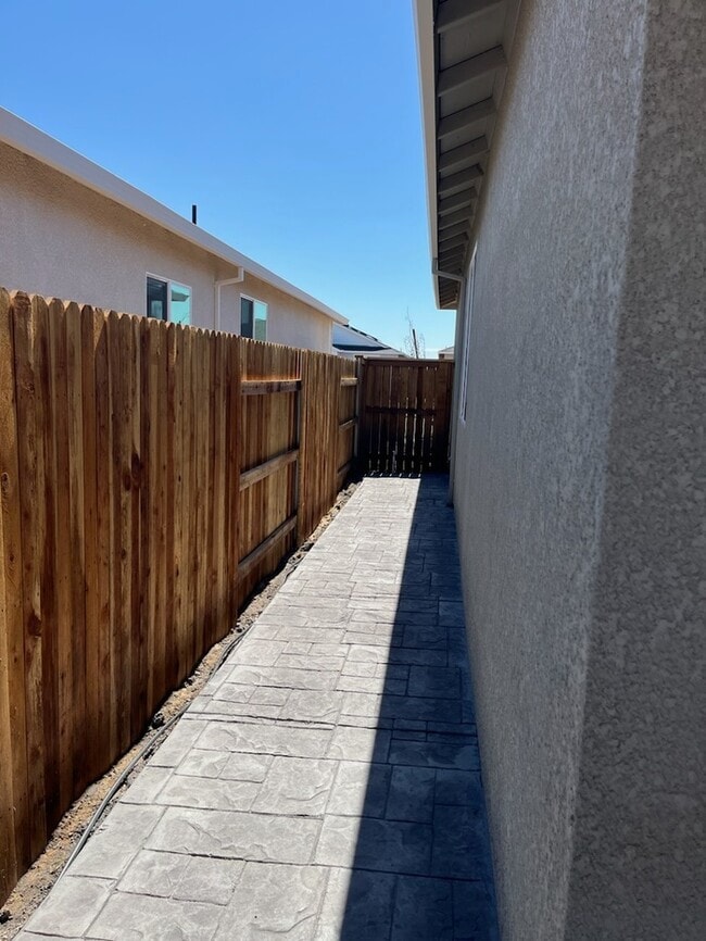 Building Photo - 8064 Pasadena Dr