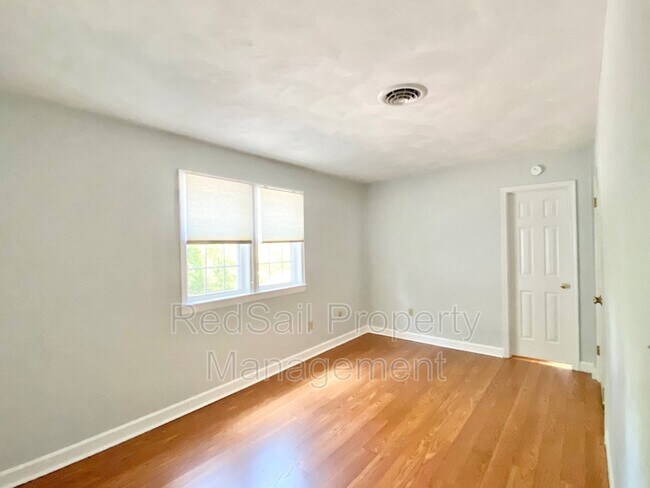 Building Photo - 565 Sterling Rd