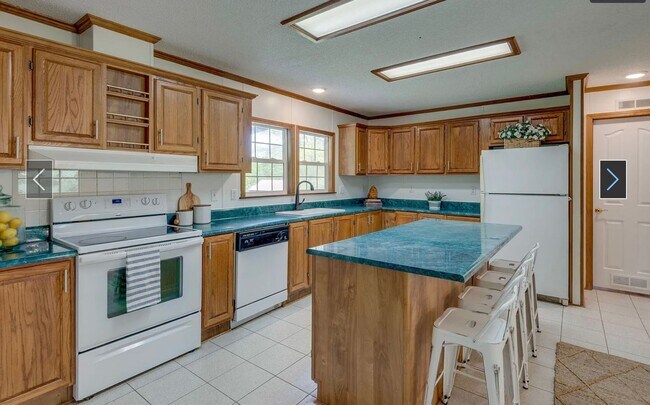 Building Photo - Fairview - 3 bedroom 2 baths - Private living