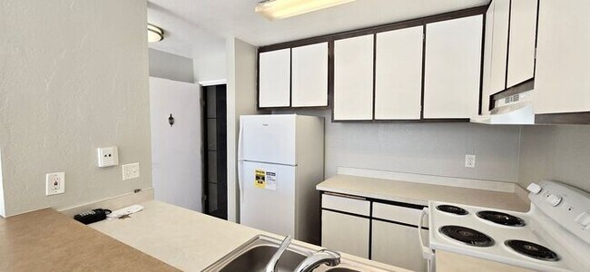 Building Photo - Charming 1-Bedroom Condo with Partial Bay Views & Summer Fireworks!