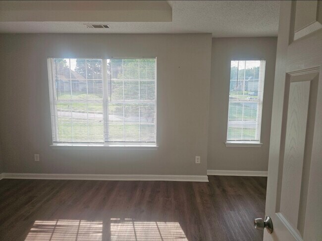 Building Photo - 670 Burtons Cove