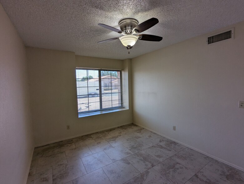 Building Photo - 5460 E Emerald Ave
