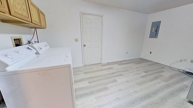 Building Photo - Spacious Raised Rancher with Two-Car Garage - MOVE IN SPECIAL