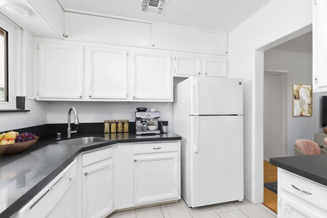 Kitchen - 836 N Fuller Ave