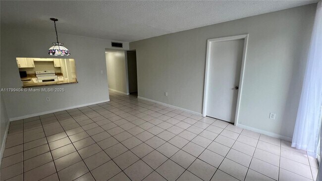 Building Photo - 10000 NW 80th Ct