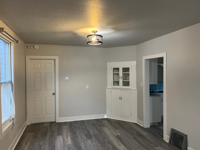 Building Photo - 1305 N Madison St