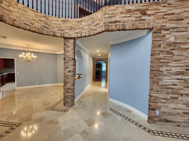 Building Photo - Entertainers Delight with minutes of shopping and restaurants