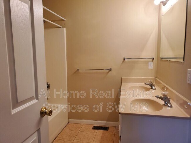 Building Photo - 308 Excalibur Ct