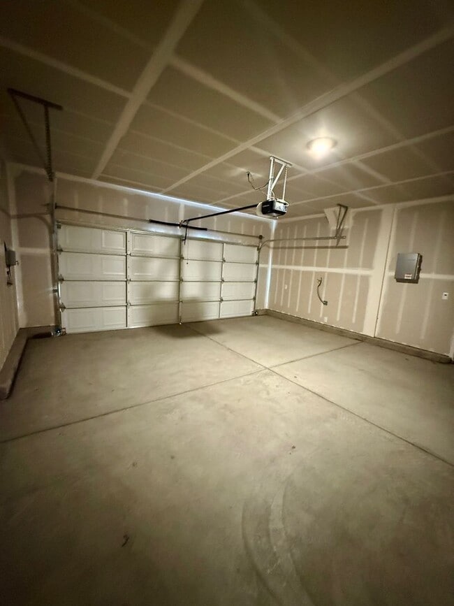 Building Photo - Beautiful 3 bedroom 2 bath w/Pool available in Orland!