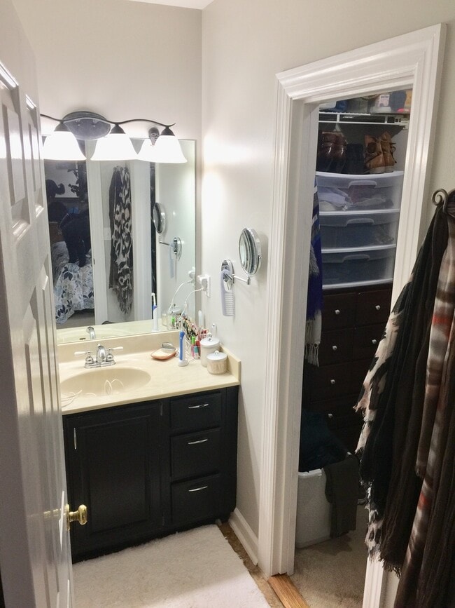 Building Photo - Green Hills living at its best.  2 BR 2.5 ...