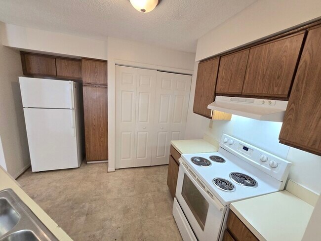 Building Photo - Awesome 3 Bed / 2 Bath Townhome with Open ...