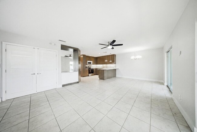 Building Photo - 138 Indies Dr N