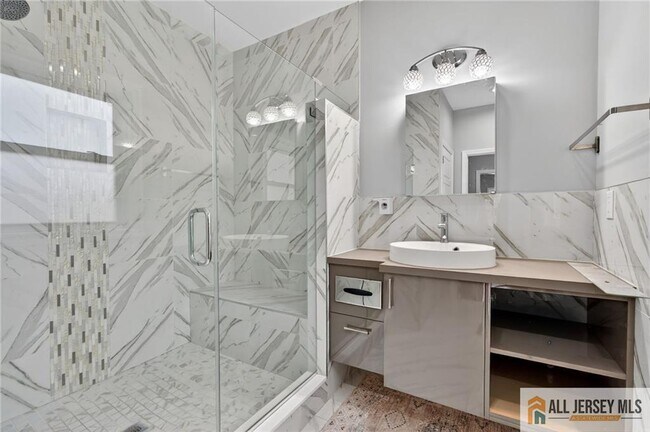 Building Photo - 19 Utica Rd