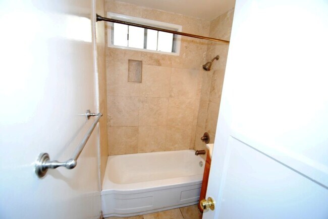 Building Photo - **COMING UP IN FEBRUARY**  3BR/1BA LAKEWOOD HOME NEAR MALL $3600.00