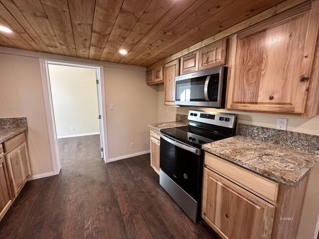 Building Photo - Updated 2 bedroom Home on Sugar Pine