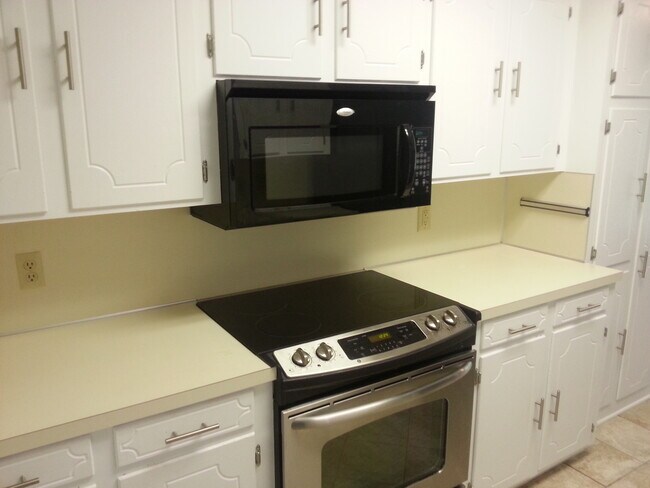 Building Photo - 5415 Bayou Dr