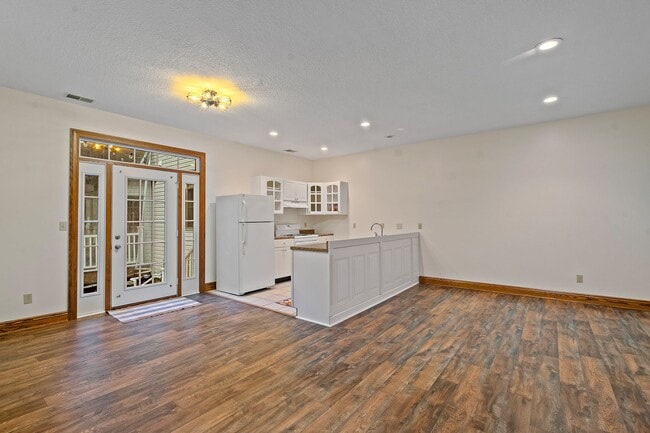Building Photo - 652 Saddlebrook Dr