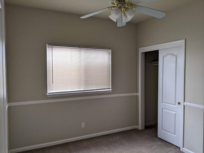 Building Photo - NE Fresno home close to Clovis North offer...