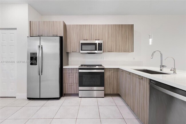 Building Photo - 6425 NW 103rd Pl