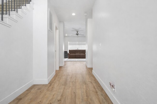 Building Photo - 4-Bed Stand Alone Home! 6+ Month Lease