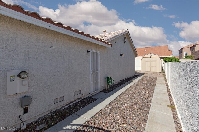 Building Photo - 533 Trocadero St