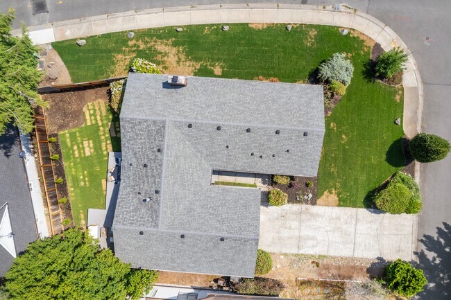 Building Photo - Fully Remodeled 4BR Rambler in Private Fed...