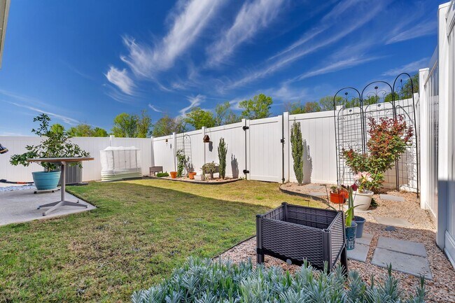 Building Photo - Beautiful Fully Furnished.