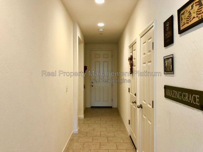 Building Photo - 3031 N Schneider Ave