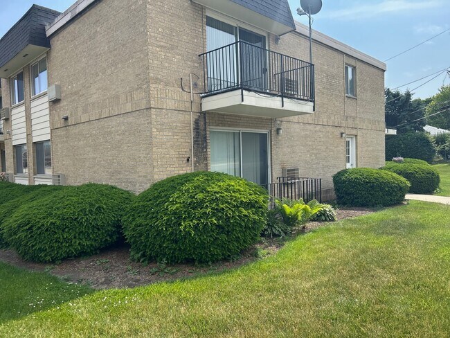 Building Photo - 1440 N Evergreen Ave