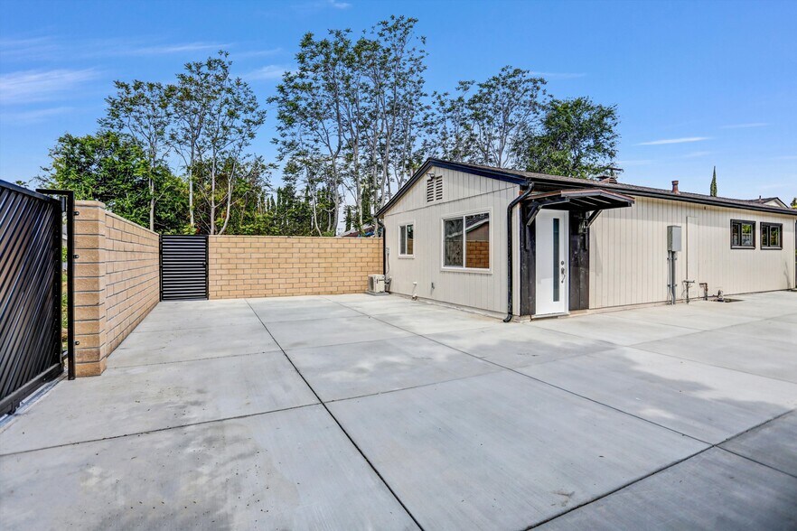 Building Photo - 20738 Bryant St